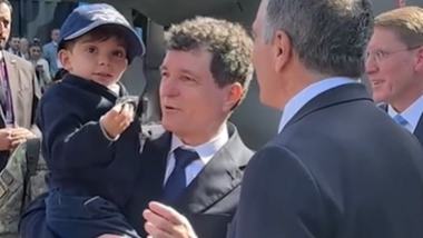 Fiul lui Nicusor Dan, in centrul atentiei la expozitia BSDA. Presedintele si-a luat baietelul de 4 ani la evenimentul dedicat apararii