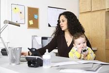 Decizii pentru mame: acasa sau la birou?
