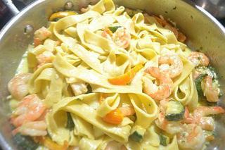 Tagliatelle cu creveti si dovlecei
