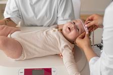 Prima vizita a bebelusului la medicul pediatru: cand sa mergi si cele cinci intrebari pe care trebuie sa le pui
