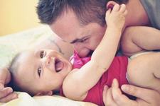 Bebelusii care petrec timp de calitate cu parintii lor invata mai repede, potrivit unui studiu