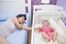 Copiii trebuie sa doarma cu parintii in primul an de viata (dar nu asa cum ai crede)