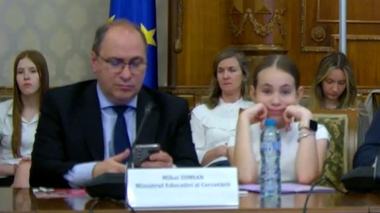 Ministrul Educatiei, criticat de o eleva de clasa a V-a in timpul unei dezbateri pentru ca statea pe telefon
