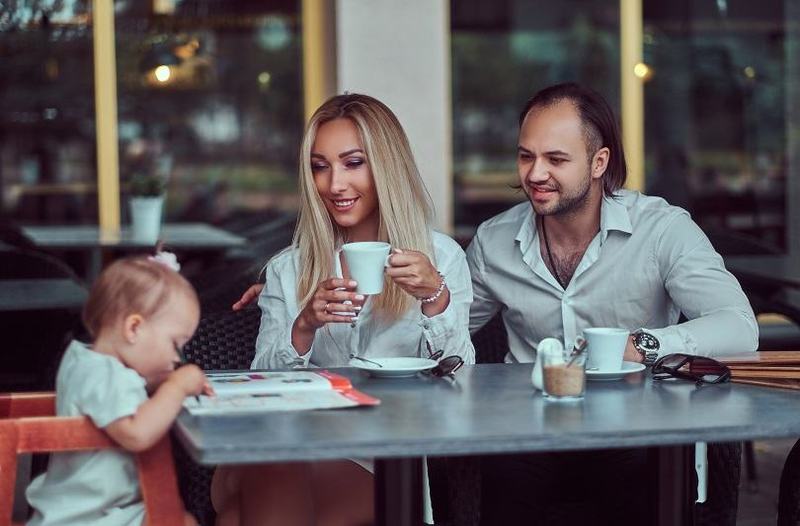 Viata de cuplu dupa aparitia bebelusului: provocari, schimbari si gesturi simple care mentin iubirea