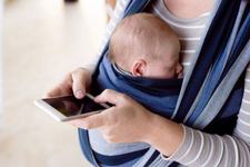 Specialistii avertizeaza mamele: nu mai folositi telefonul mobil cand aveti grija de bebelusi!