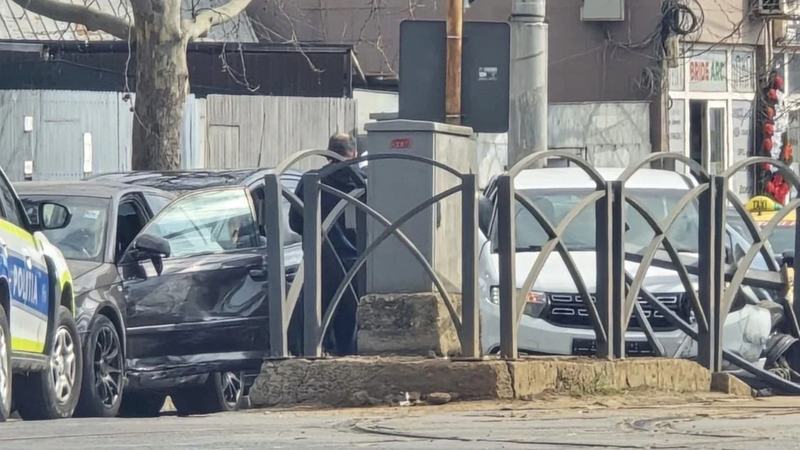 Trei copii raniti pe un refugiu de tramvai din Bucuresti, dupa un carambol cu trei masini