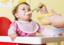 Introducerea alimentelor solide la bebelusi, cat de des mai trebuie alaptat?