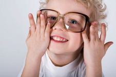 Probleme de vedere la copii: 10 semne alarmante