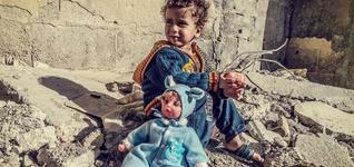 Tatal erou din Siria: si-a facut fiica sa creada ca zgomotul bombelor este amuzant, ca sa nu planga
