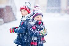 De ce ar trebui sa se joace copiii afara iarna