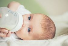 6 lucruri pe care sa nu le pui niciodata in biberonul unui bebelus
