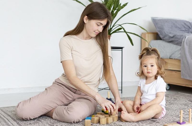 Rolul cuburilor in dezvoltarea motrica si cognitiva a copilului intre 1 si 2 ani