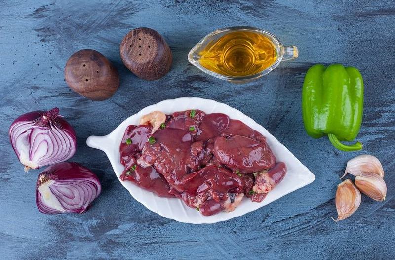 Ficatul in alimentatie: cum alegi corect intre pui, porc si vita si de ce se tine in lapte