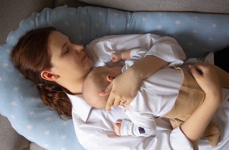 Somnul pe burtica mamei: cand este benefic si cand devine periculos