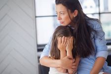 Invalidarea emotiilor si alte greseli pe care le faci atunci cand copilul tau este trist