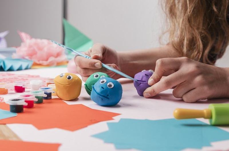 Activitati educative pentru copii mici si mari cu plastilina, baloane si carioci