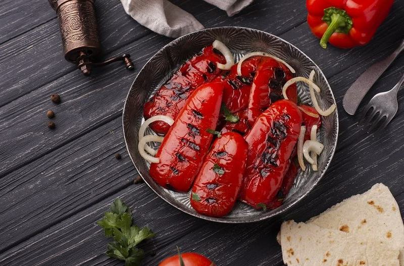 Salata de ardei copti: secretul bucatarilor pentru o aroma intensa si o preparare perfecta