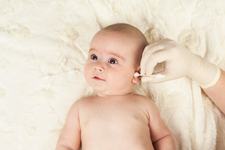 Greseli pe care niciun parinte nu trebuie sa le faca cand curata urechile copiilor