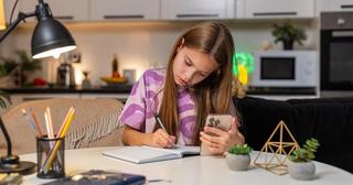 Copiii care intra de mici pe retelele sociale ar putea avea note mai mici la scoala. Ce arata un nou studiu