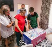 1.300 de mame vulnerabile, din Suceava, Botosani, Neamt si Bacau vor primi Cutia Bebelusului, oferita de Asociatia SAMAS, cu sprijinul Fundatiei OMV