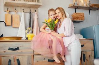 Idei creative de 8 martie: cadouri, mesaje si surprize care vor impresiona orice femeie draga