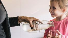 Cum inveti un copil sa bea apa si cat de importanta este pentru organism