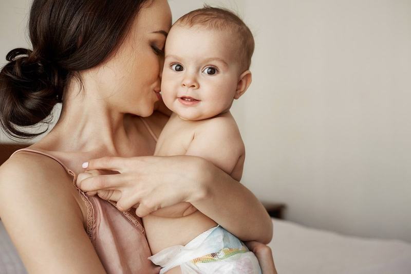 11 moduri de a va conecta zilnic cu bebelusul vostru. Gesturile care creeaza o legatura puternica intre parinti si copii