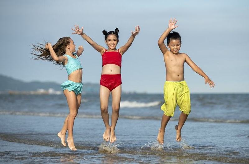 Costume de baie pentru copii: ce alegi in functie de varsta si protectie UV