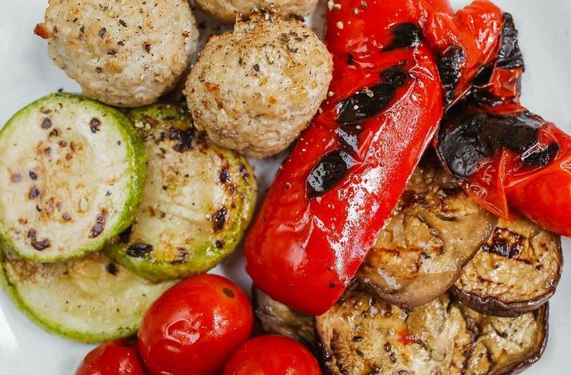 Zacusca romaneasca: traditie, retete si secrete pentru borcane perfecte