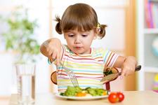 Copilul refuza anumite alimente? Cum sa-l faci sa manance de toate