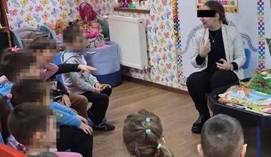 O fetita din Craiova i-a cerut mamei sa o bata "pentru ca asa se intampla la gradinita". A fost deschisa o ancheta