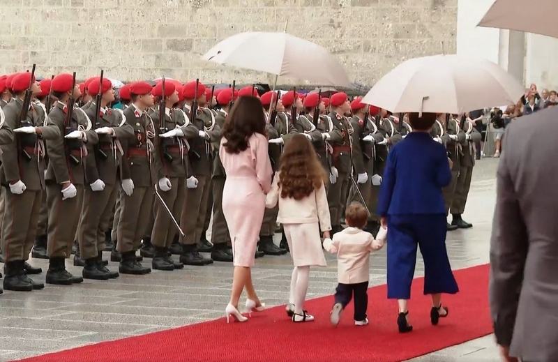 Nicusor Dan, prima vizita oficiala alaturi de partenera si cei doi copii. Cum a atras atentia fiul presedintelui in Austria