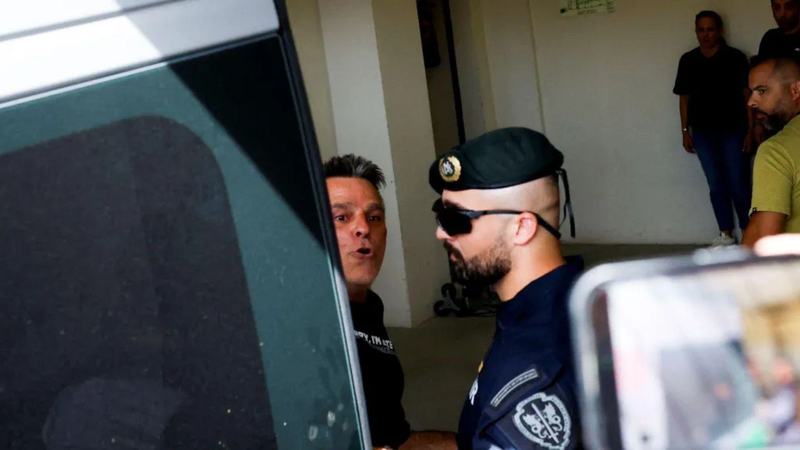 Doi copii au fost legati la ochi si abandonati pe marginea unui drum din Portugalia. Un cuplu a fost arestat