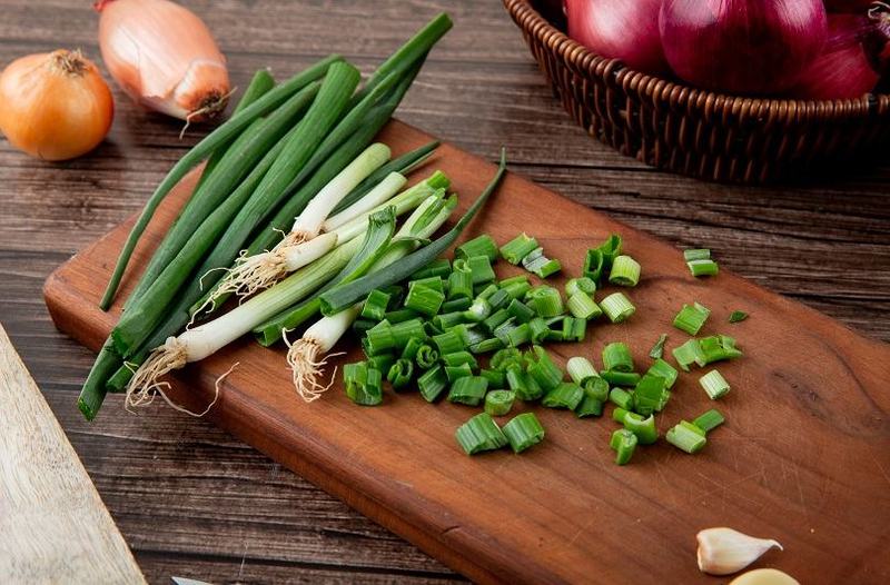 Ceapa verde in alimentatie: retete gustoase si metode eficiente de conservare