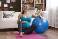 Sase exercitii care ajuta bebelusul sa se pozitioneze in canalul de nastere