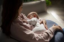 De ce bebelusii adorm in...