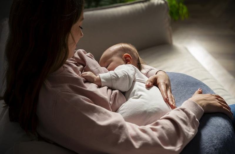 De ce bebelusii adorm in timpul alaptarii si cum afecteaza biberonul somnul