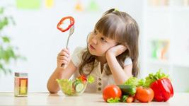 Cum iti convingi copilul sa incerce alimente noi