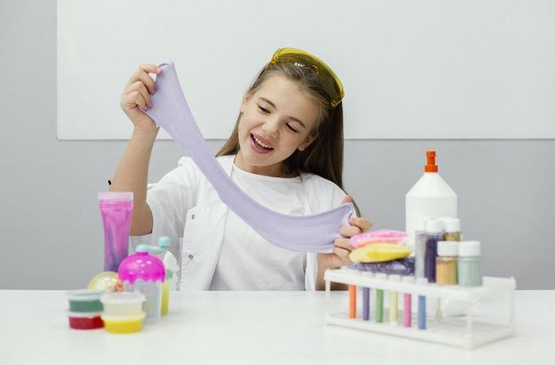 Retete de slime natural pentru copii: distractie sigura si creativa acasa
