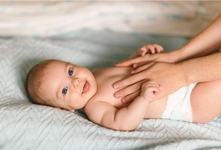 5 masaje pentru a usura colicile bebelusului