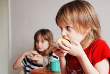 Pro sau contra post alimentar la copii? Ce spun medici si preotii
