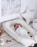 Baby nest-ul Little Prints - un articol must-have pentru bebelusi