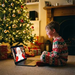 Magia sarbatorilor si dezvoltarea emotionala: Cum gestionam momentul in care copilul incepe sa puna intrebari despre Mos Craciun