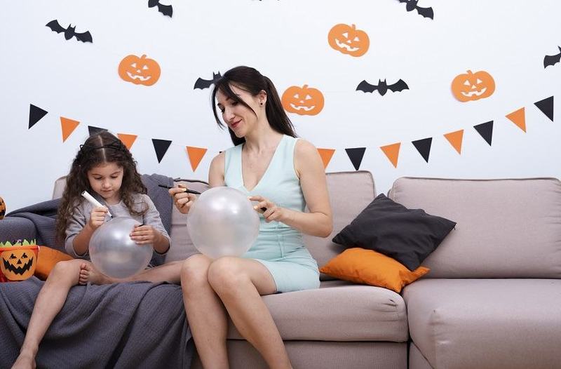 Idei de decor Halloween baby-friendly: Cum sa decorezi casa in siguranta pentru copii mici
