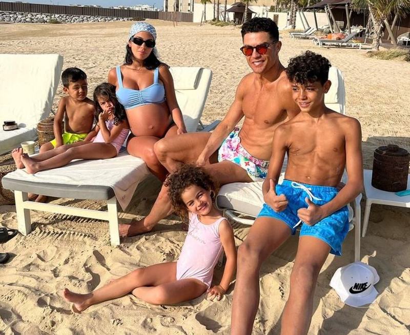 Georgina Rodriguez, insarcinata cu gemeni. Imagini din vacanta petrecuta la plaja alaturi de familie