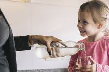 Cat de buna este apa carbogazoasa pentru copii? Ce trebuie sa stii inainte sa ii oferi micutului tau