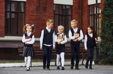 Revin uniformele scolare? De ce propunerea nu este una viabila in Romania