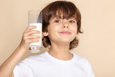 Lapte integral sau degresat pentru copii? Care este doza zilnica recomandata in functie de varsta