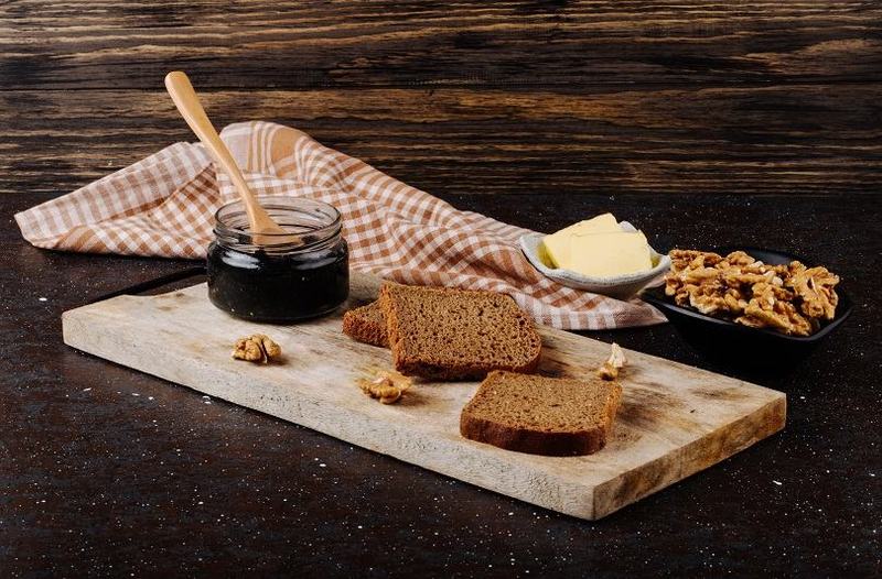 Icre negre in alimentatia familiei: beneficii, cantitati recomandate si idei de servire