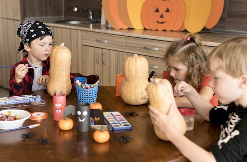 Cum organizezi o petrecere de Halloween pentru copii: costume, gustari si decoruri magice
